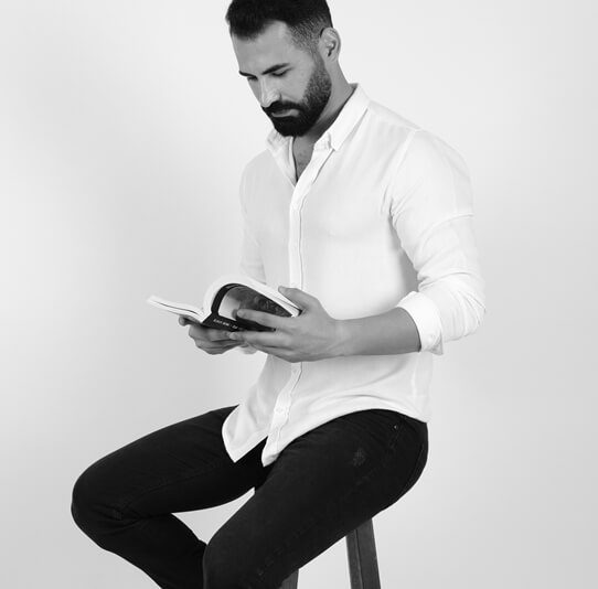 Psikolog Sertaç Kırvar, danışmanlık odasında